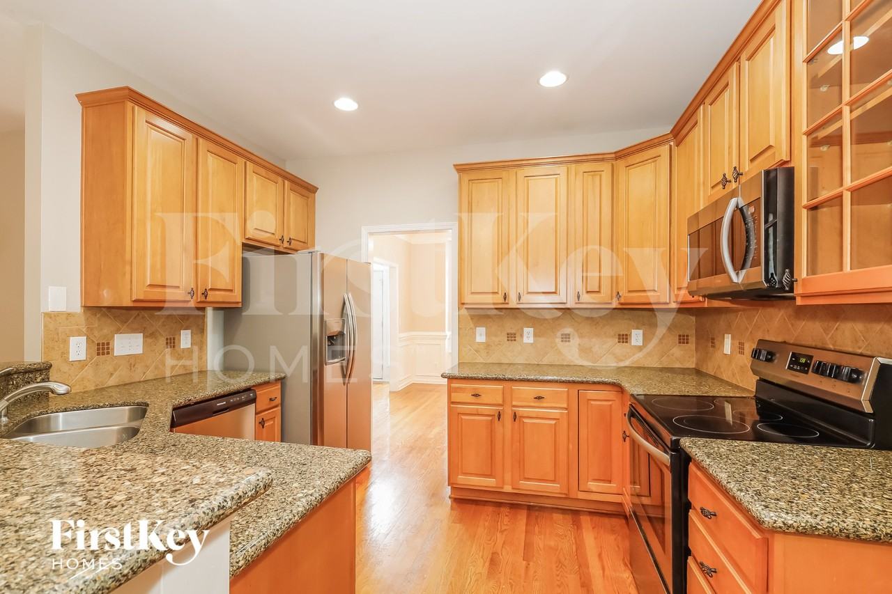 529 Mcmillan Dr - Photo 5 of 15