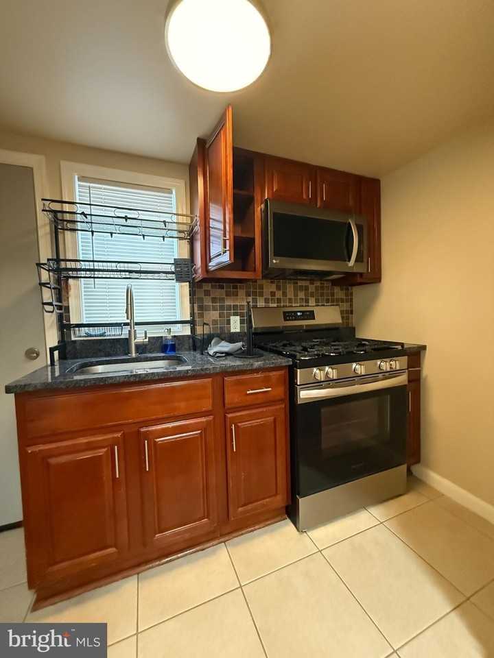 342 Gladstone St - Photo 5 of 13