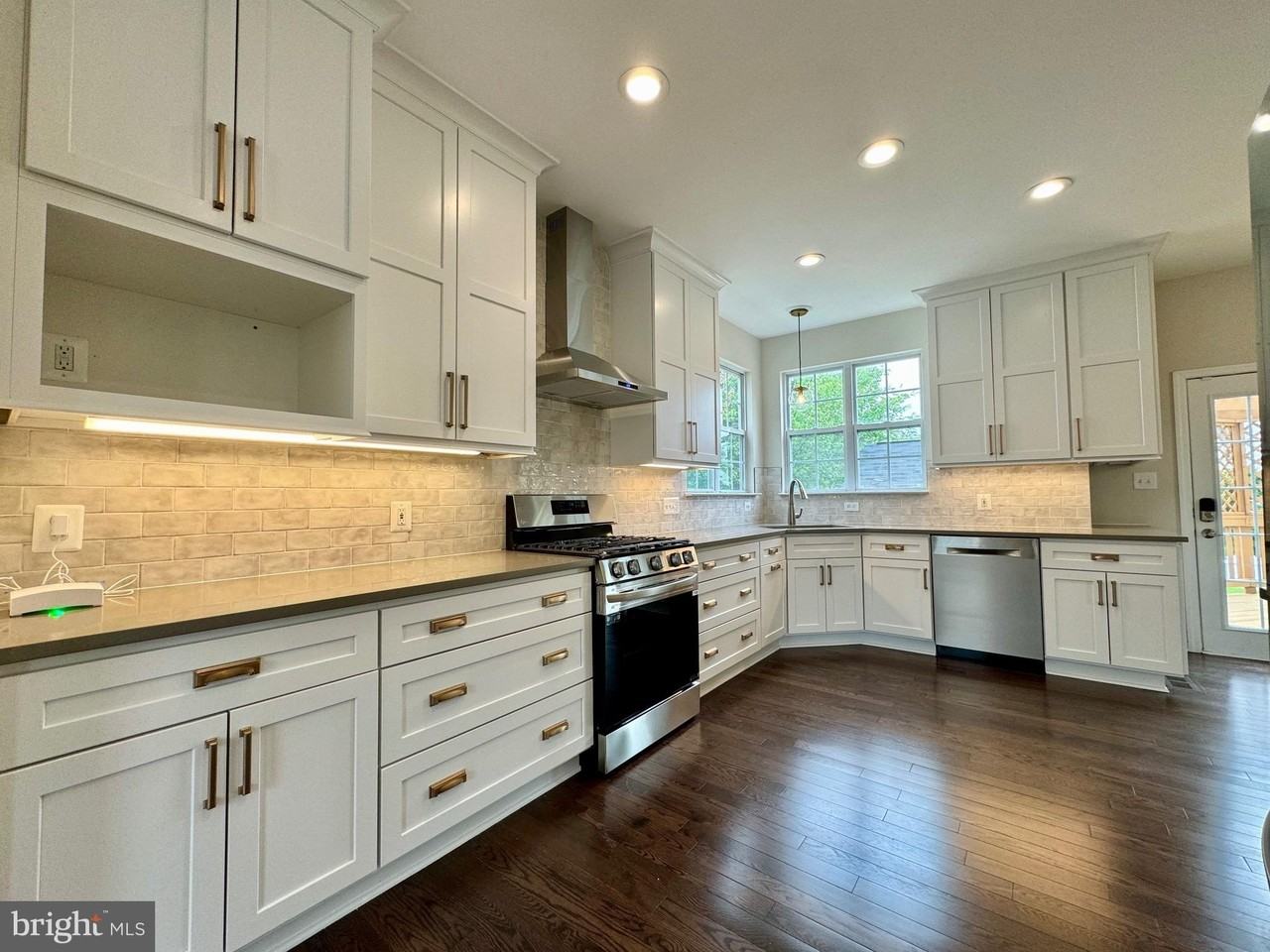 12434 Iona Sound Dr - Photo 4 of 32