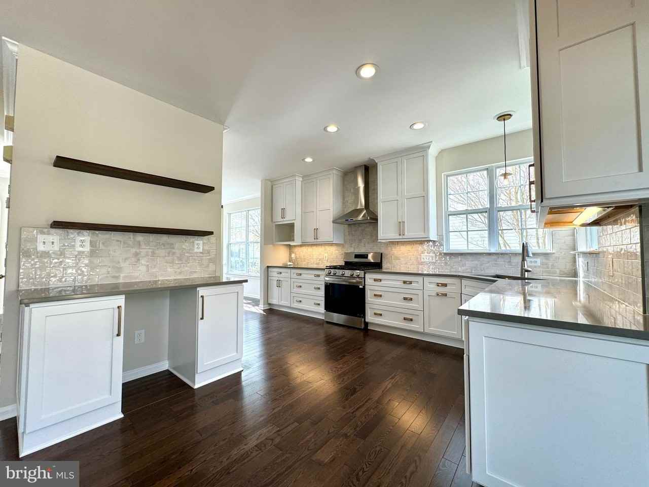 12434 Iona Sound Dr - Photo 6 of 32