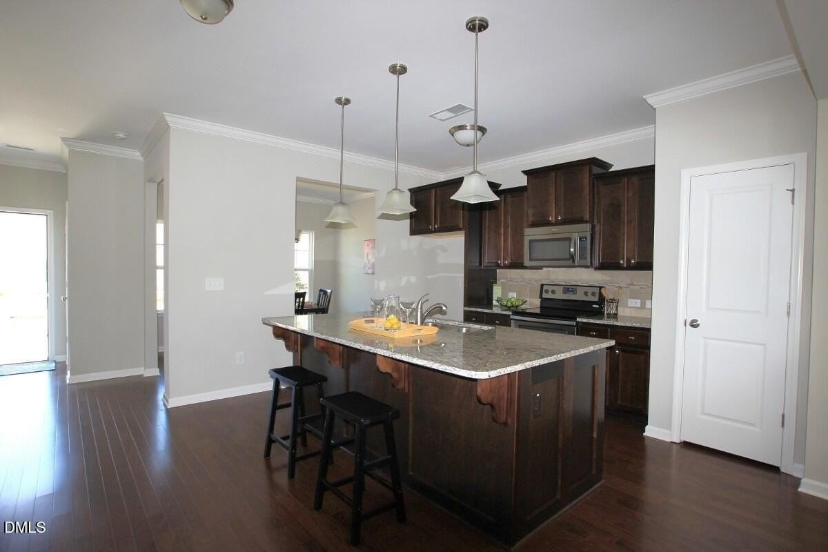 395 Shakespeare Dr - Photo 4 of 20