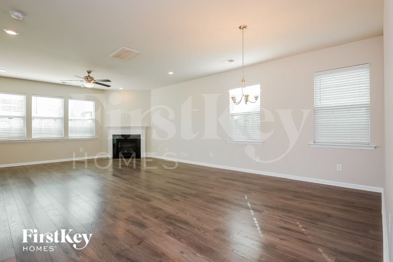 111 Stagecoach Ave - Photo 3 of 16