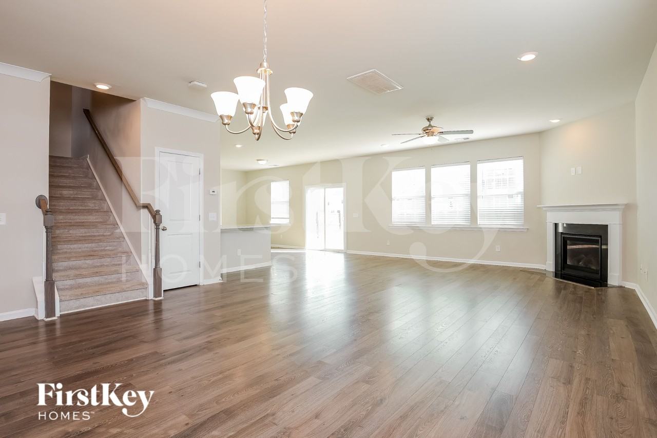 111 Stagecoach Ave - Photo 5 of 16