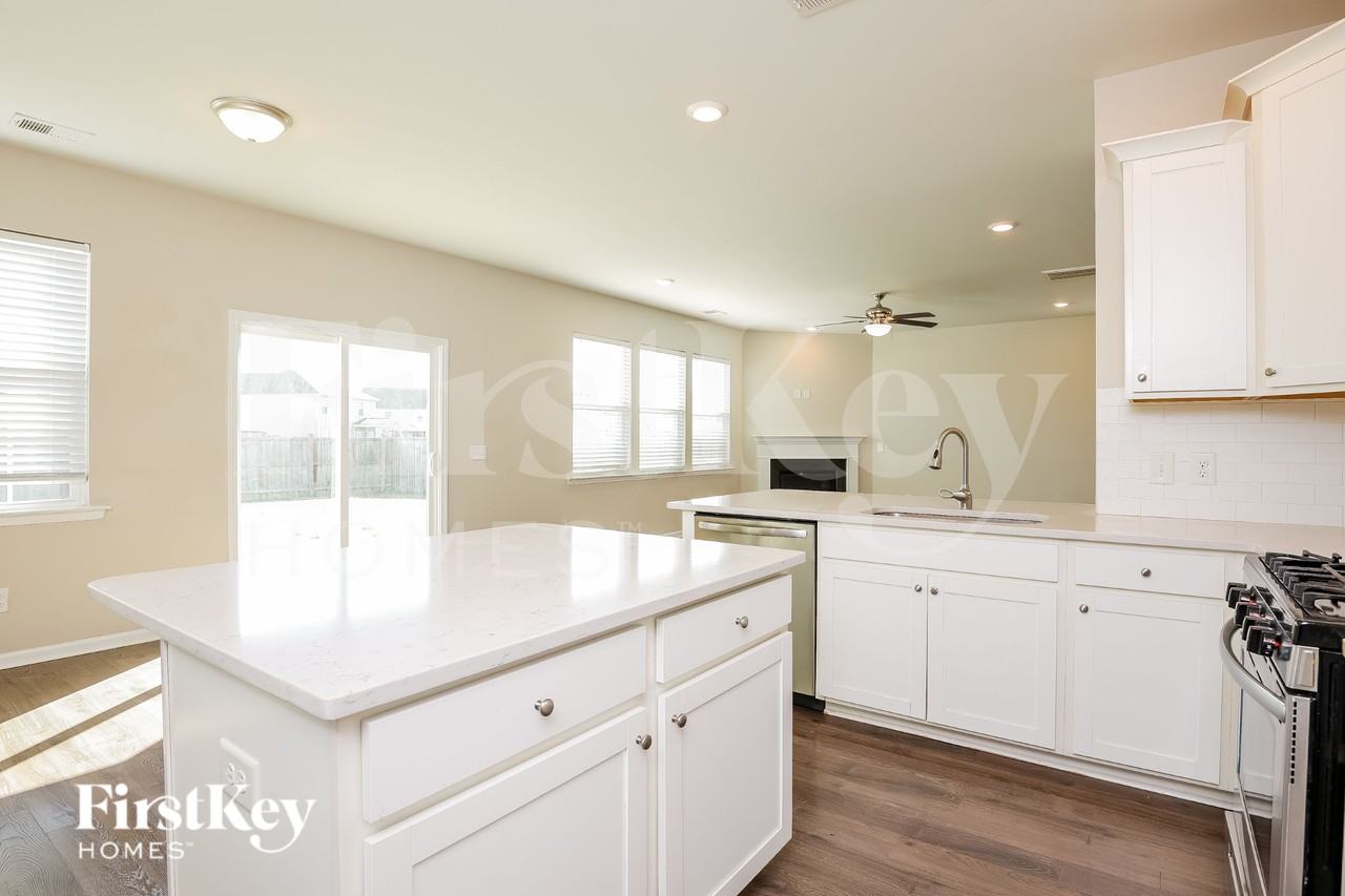111 Stagecoach Ave - Photo 6 of 16