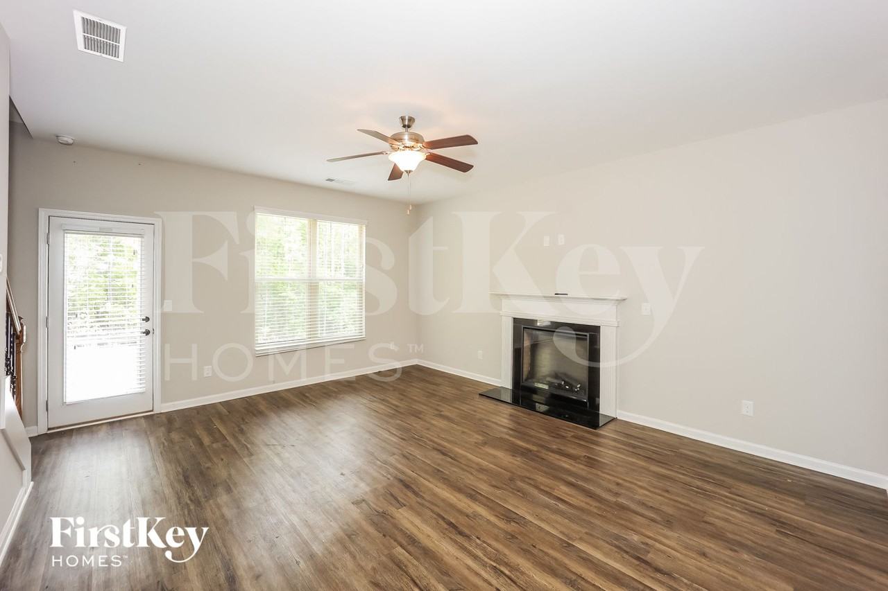 209 Grove Pointe Dr - Photo 3 of 15