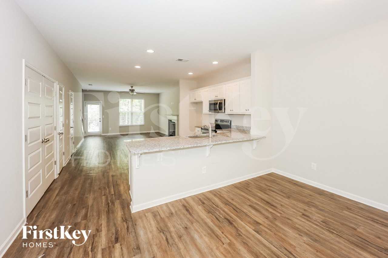 209 Grove Pointe Dr - Photo 5 of 15