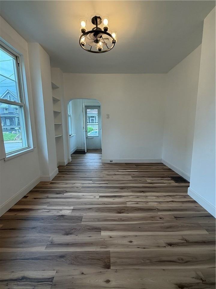 467 Reno St - Photo 4 of 13