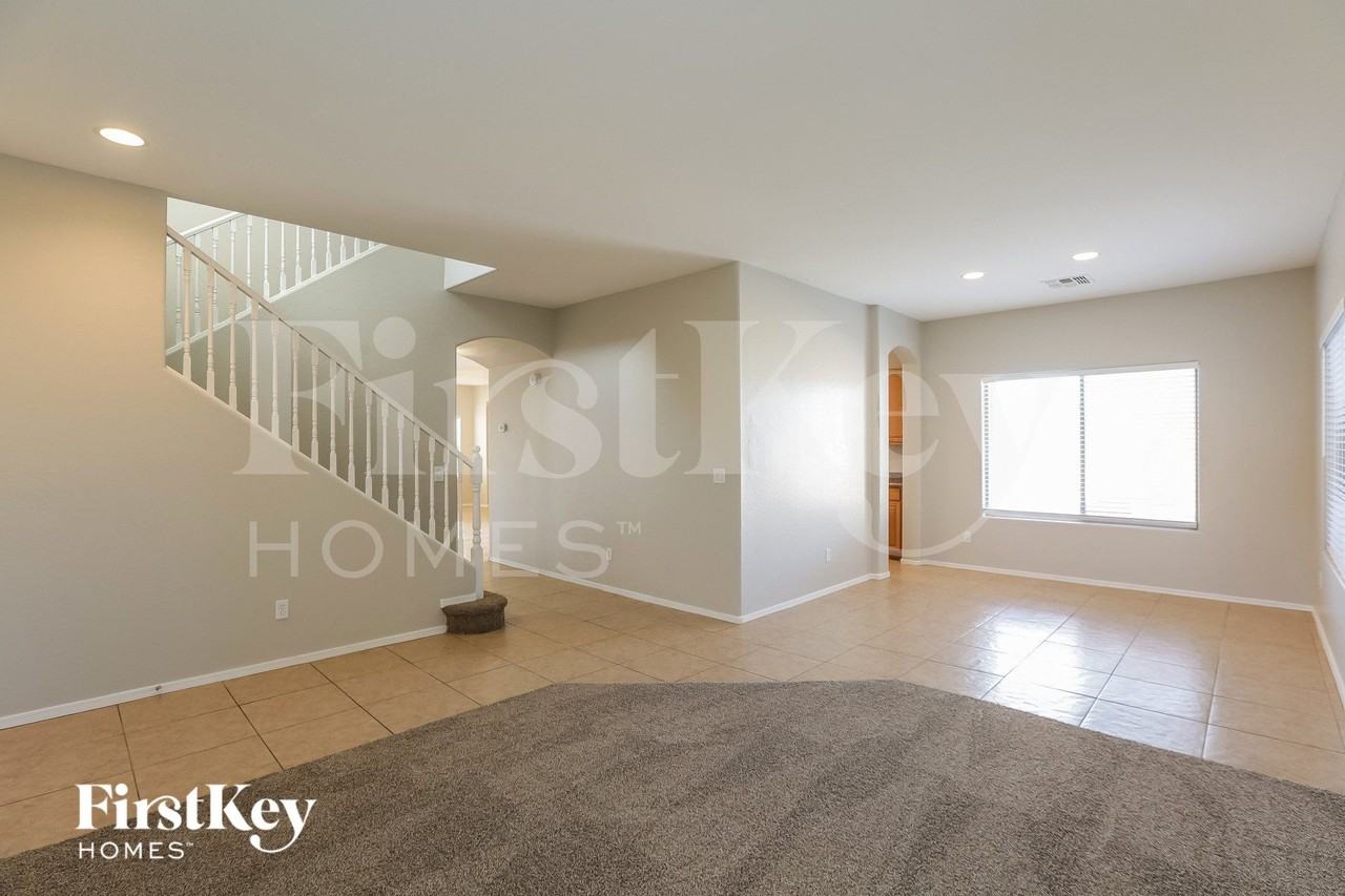 12806 W Fairmount Ave - Photo 3 of 15