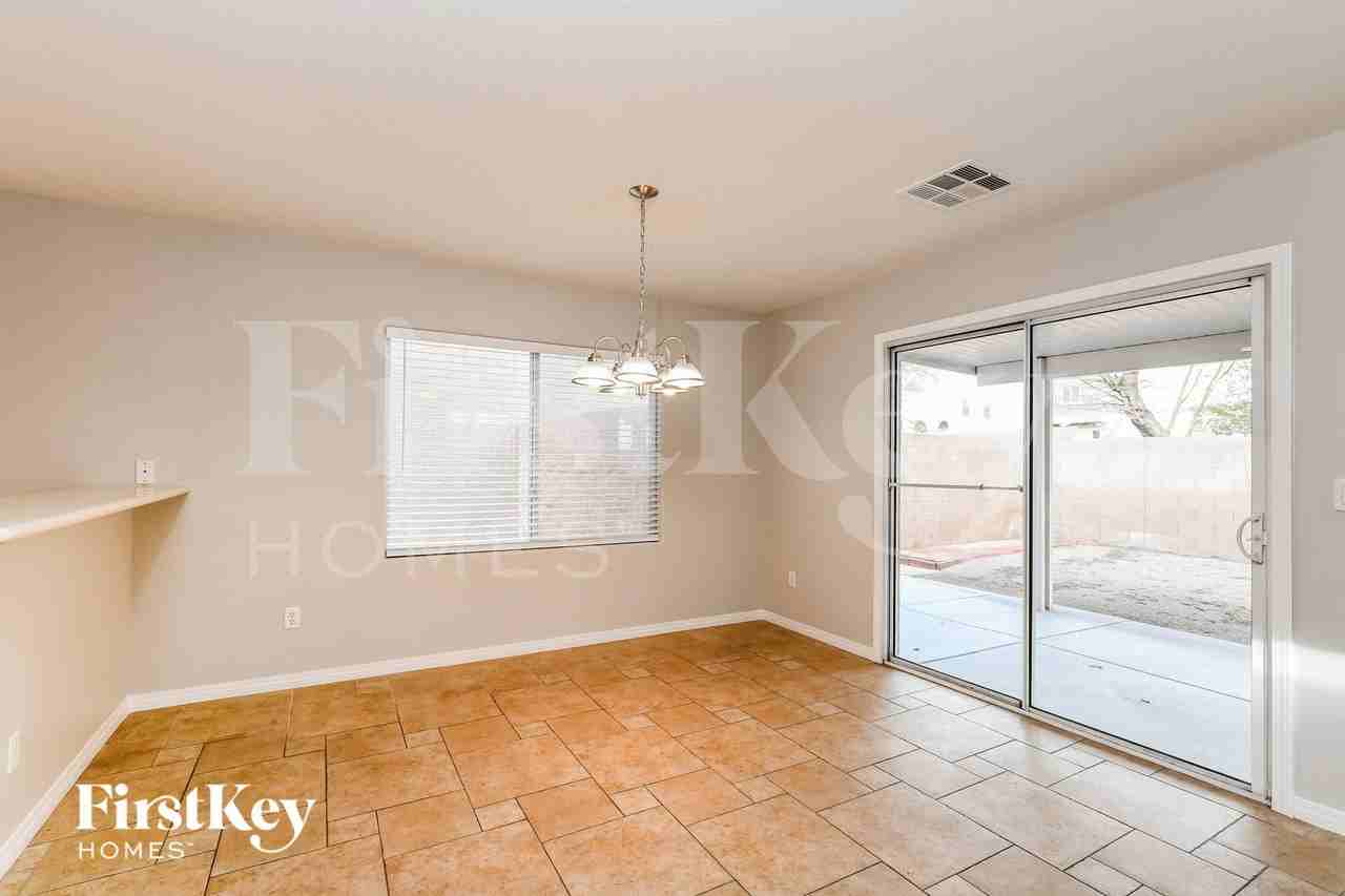 6422 Fulton Meadows Ave - Photo 5 of 15
