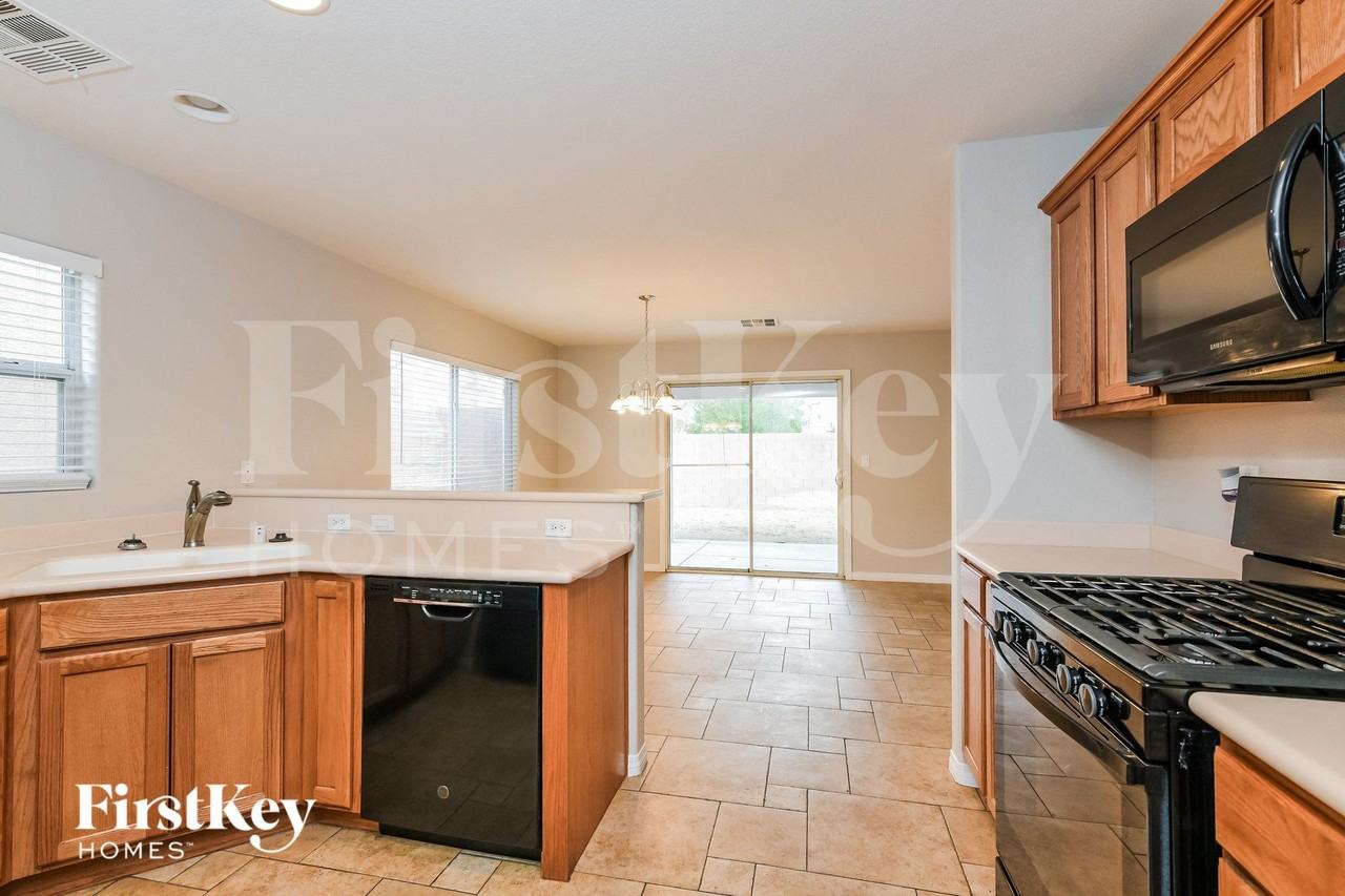 6422 Fulton Meadows Ave - Photo 7 of 15