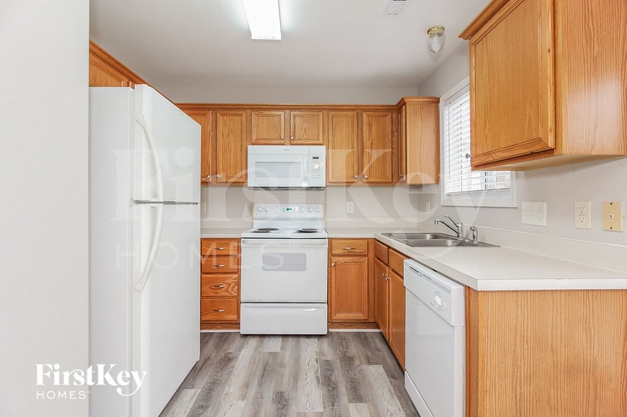 5633 Waverly Lynn Ln - Photo 5 of 15