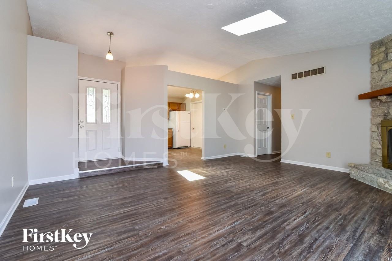 5844 Timber Lake Blvd - Photo 4 of 15