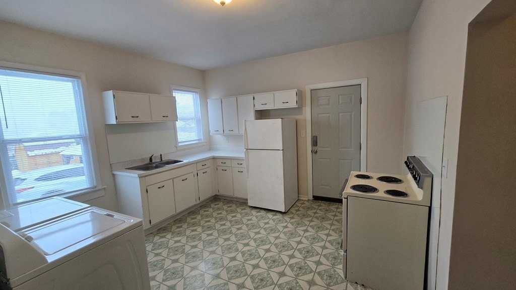 228 Summerlee Ave Apt 1 - Photo 4 of 10