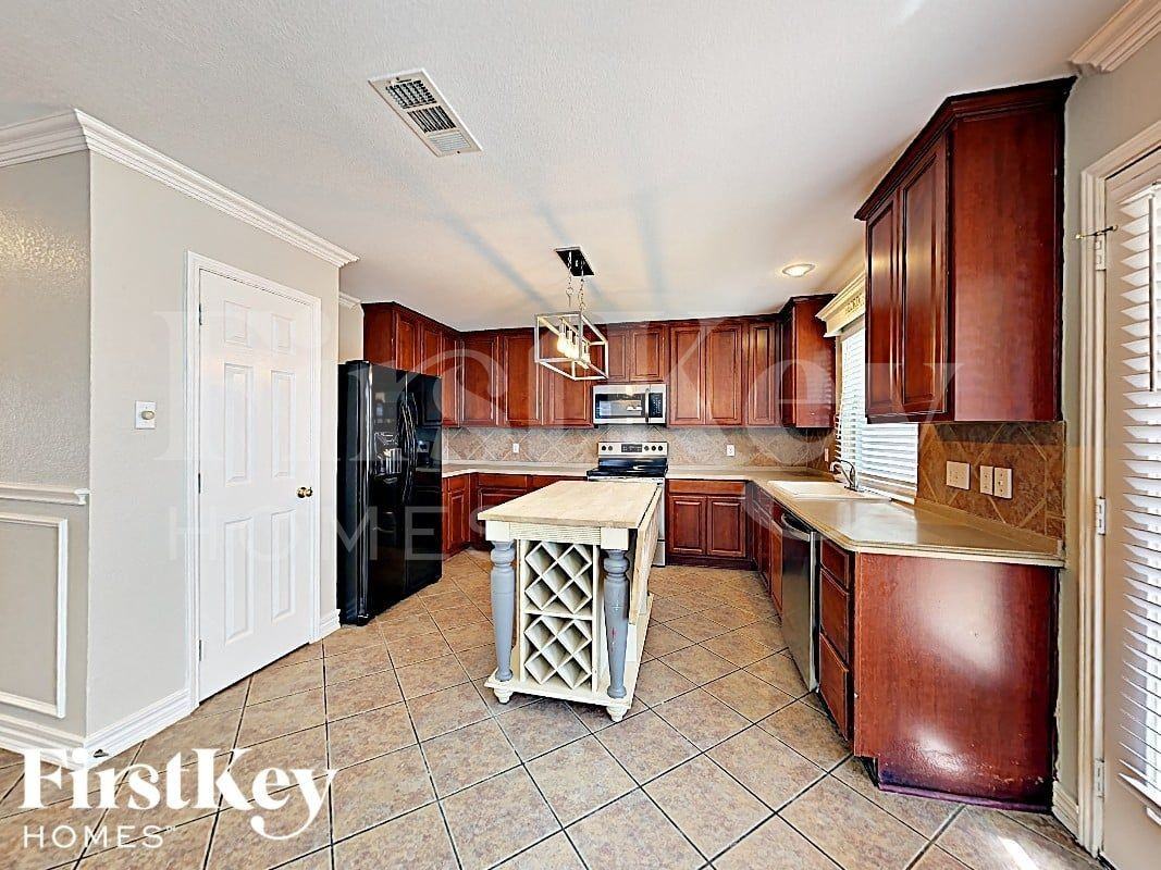 9812 Westmere Ln - Photo 4 of 17