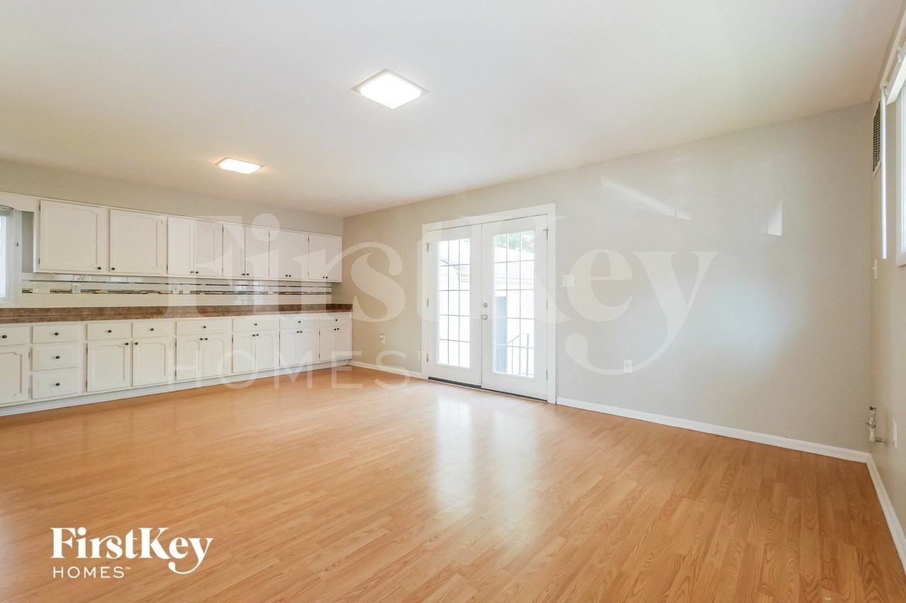 728 Watson St - Photo 4 of 15