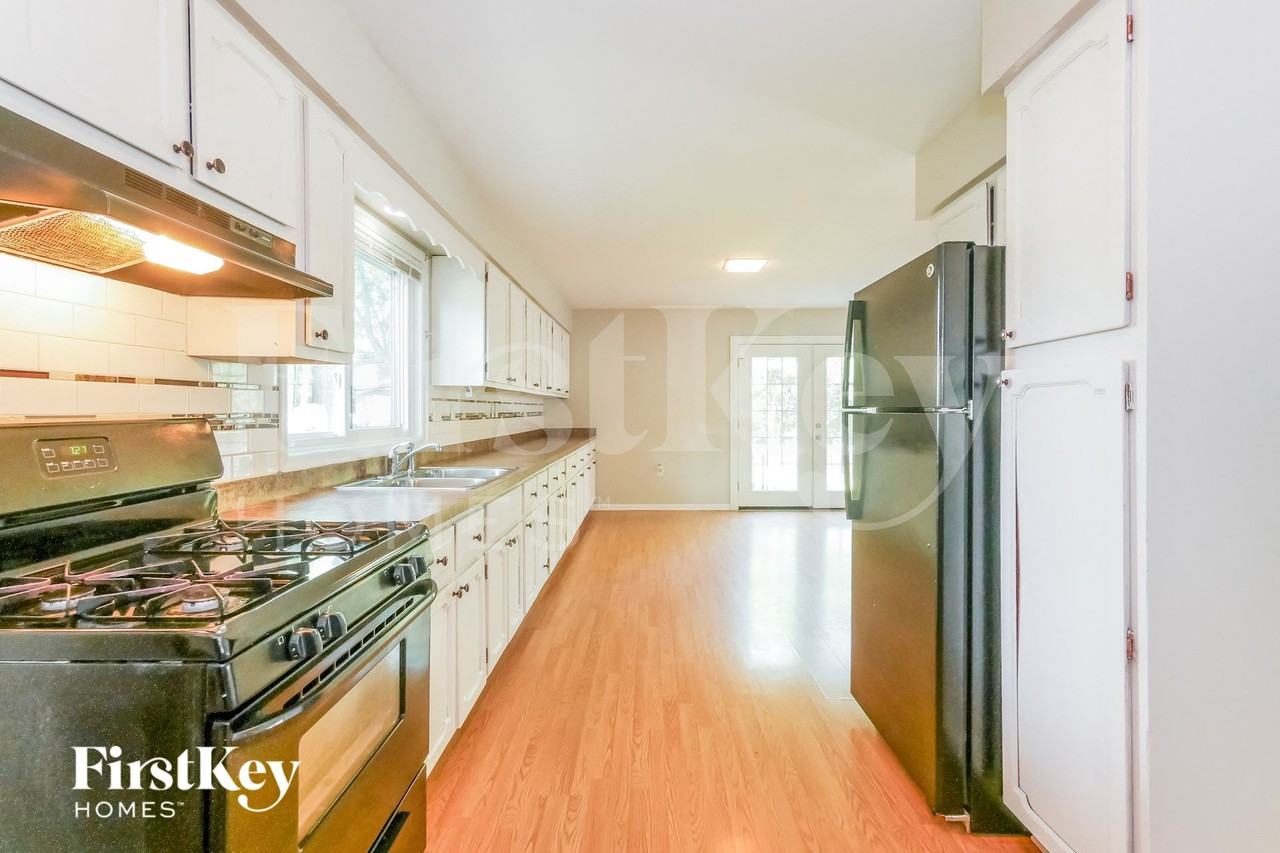 728 Watson St - Photo 6 of 15