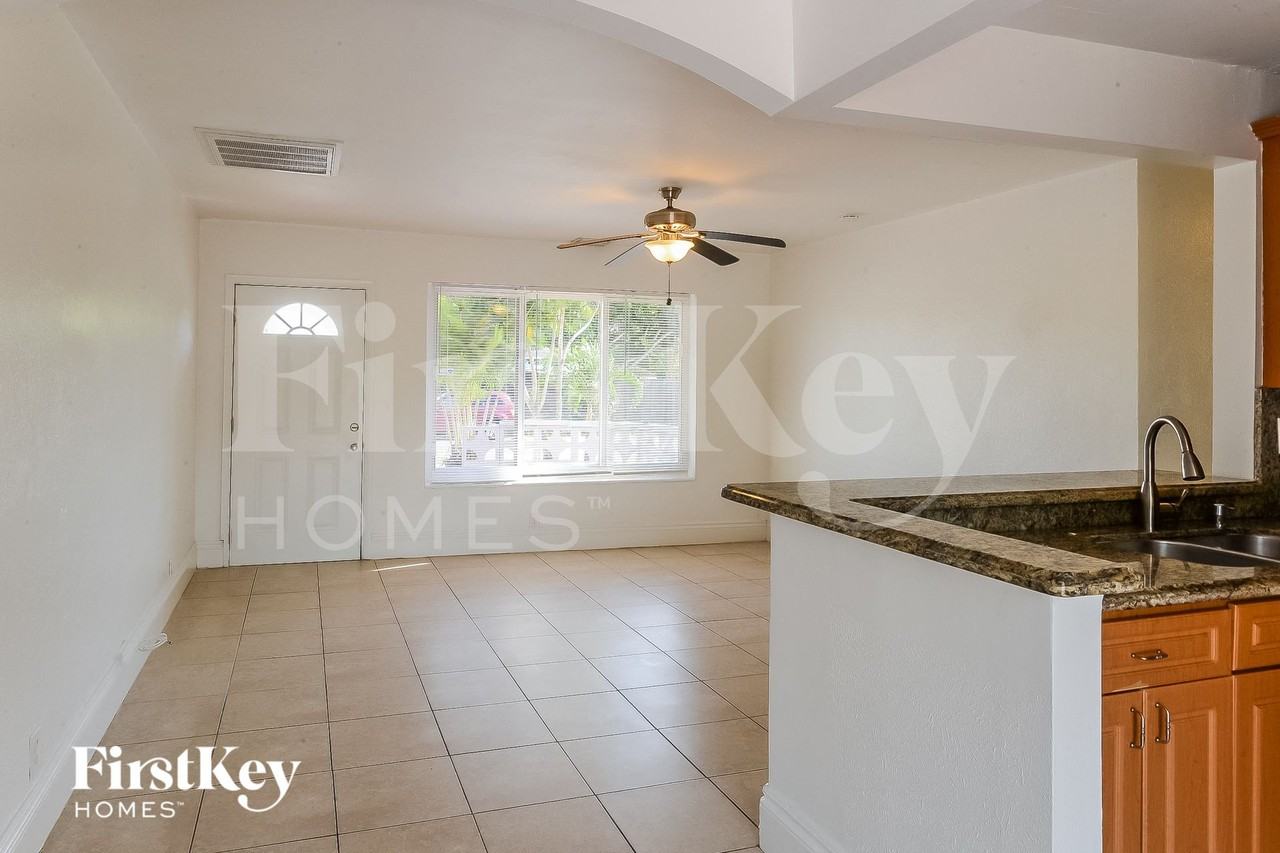 6820 Sw 16th Ct - Photo 4 of 15