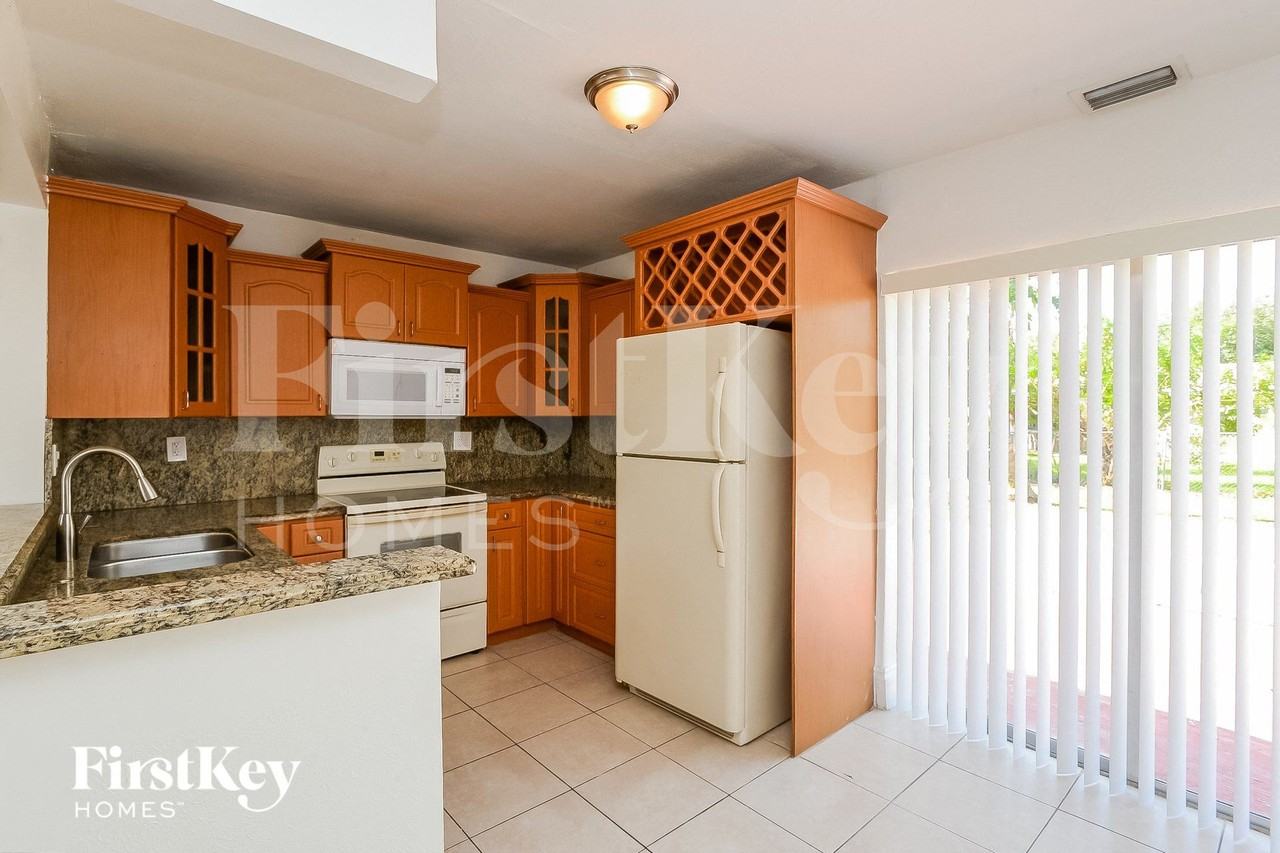 6820 Sw 16th Ct - Photo 7 of 15