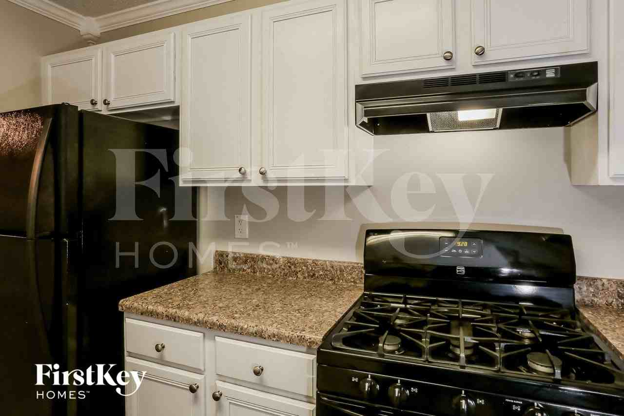 604 Rays Ln Se - Photo 6 of 15