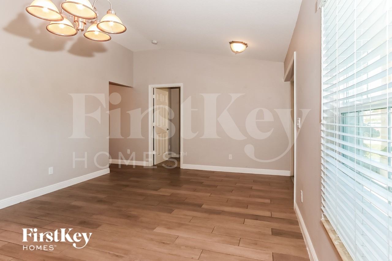 526 Sw Dahled Ave - Photo 6 of 19