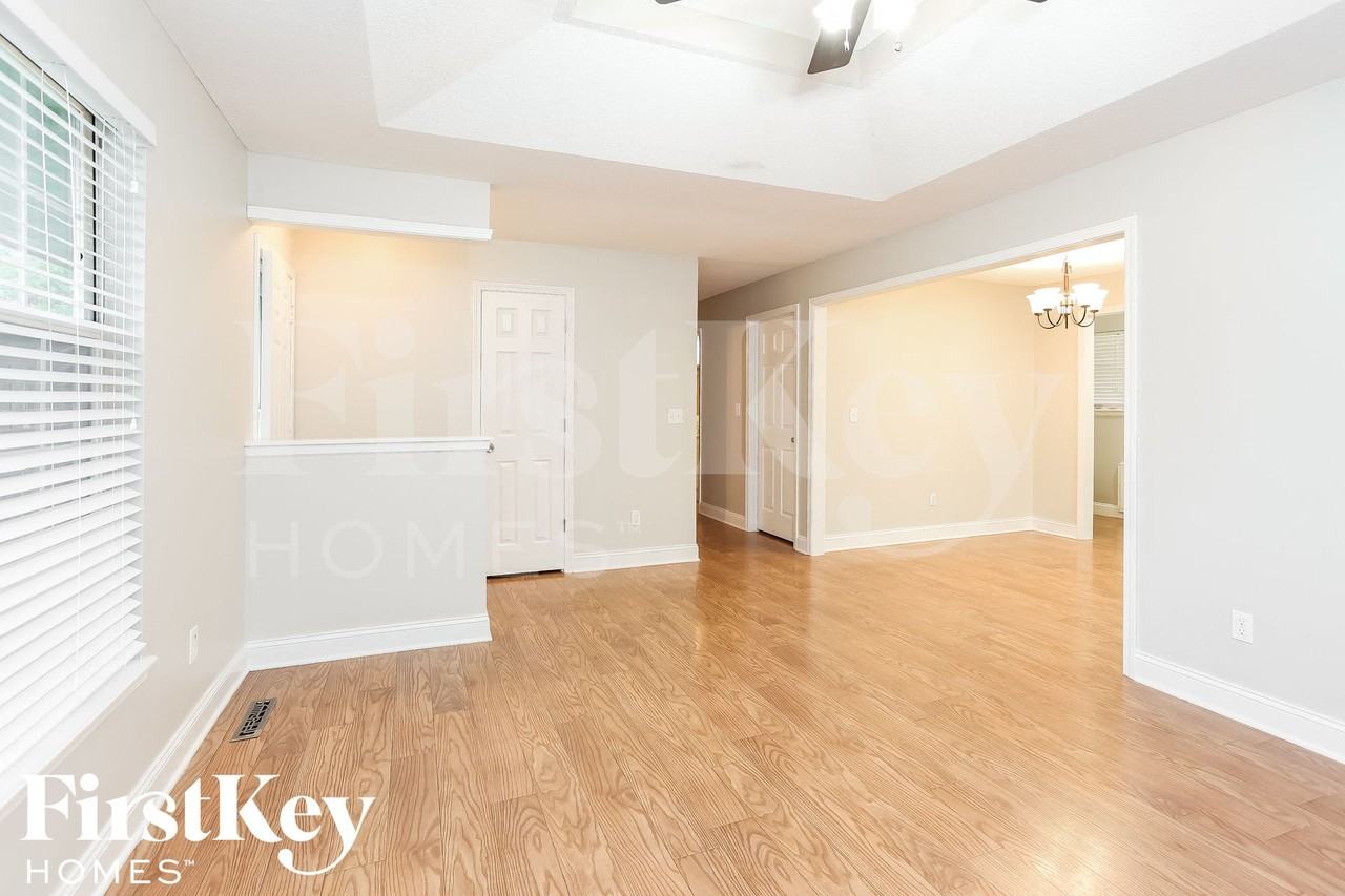 308 Oak St W - Photo 2 of 18