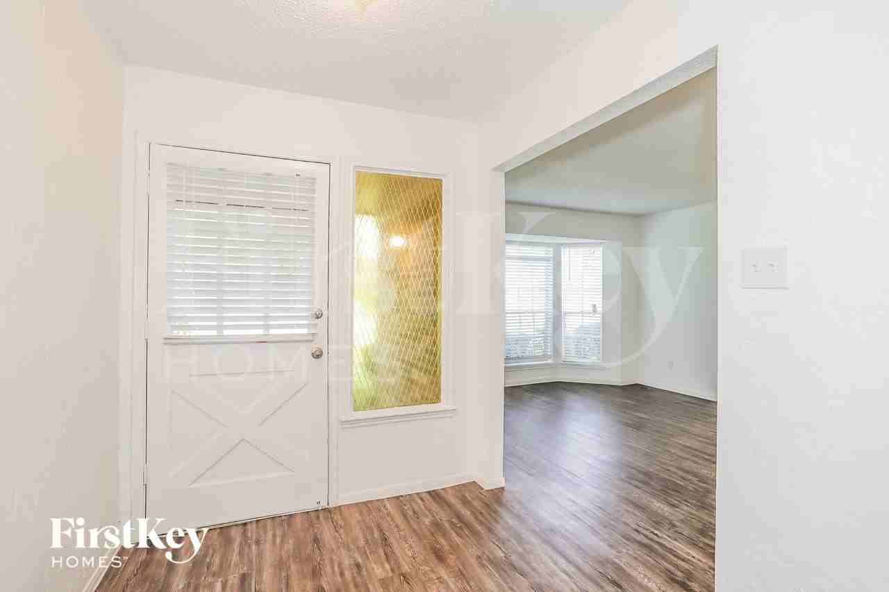 26218 Maplewood Dr - Photo 2 of 14