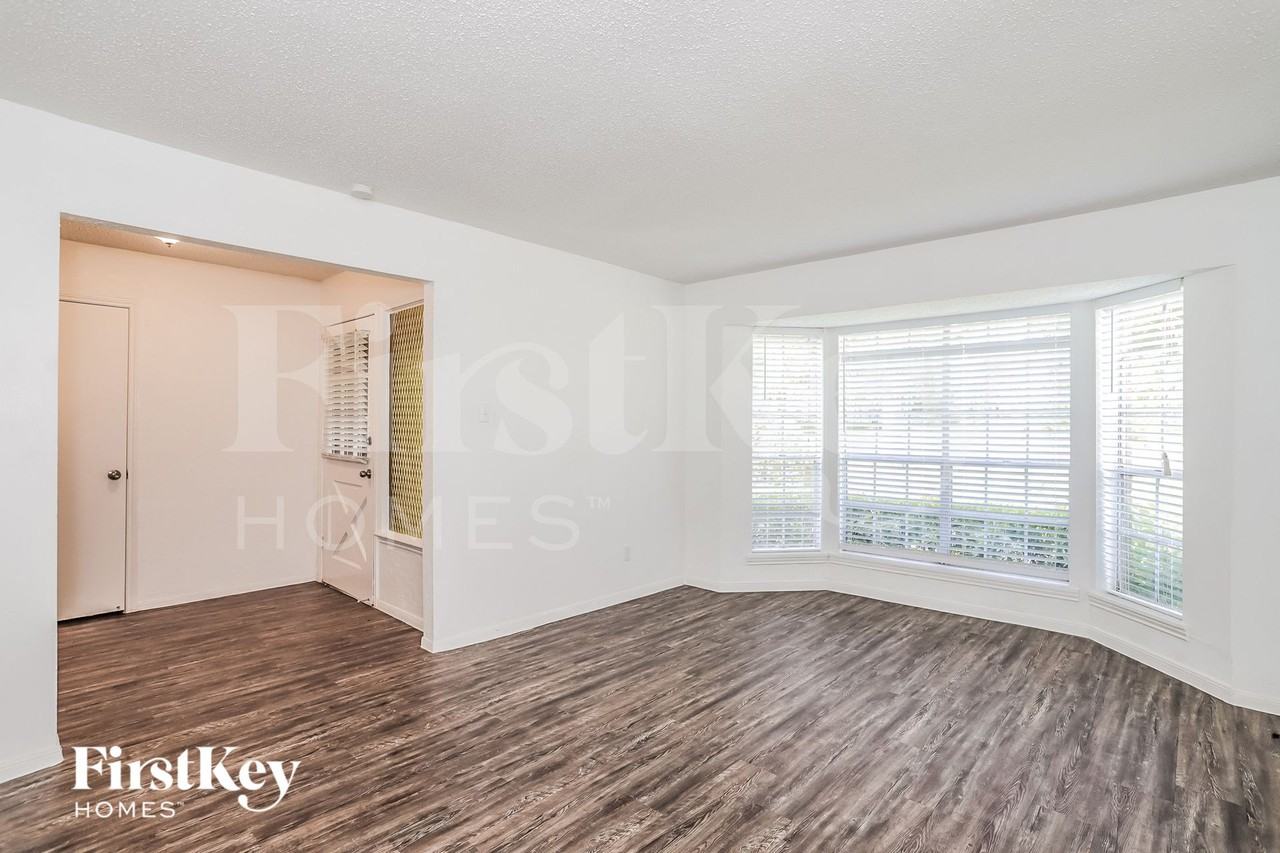 26218 Maplewood Dr - Photo 3 of 14
