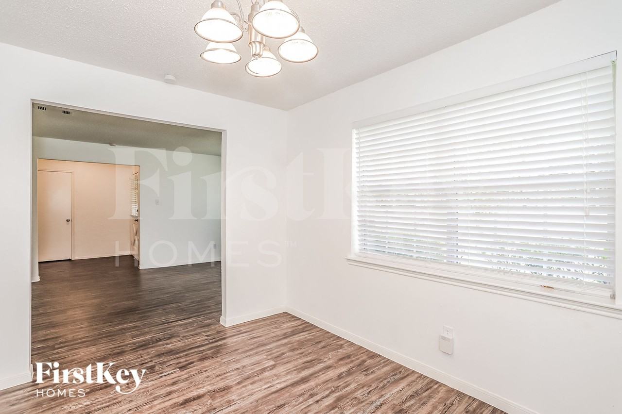 26218 Maplewood Dr - Photo 4 of 14