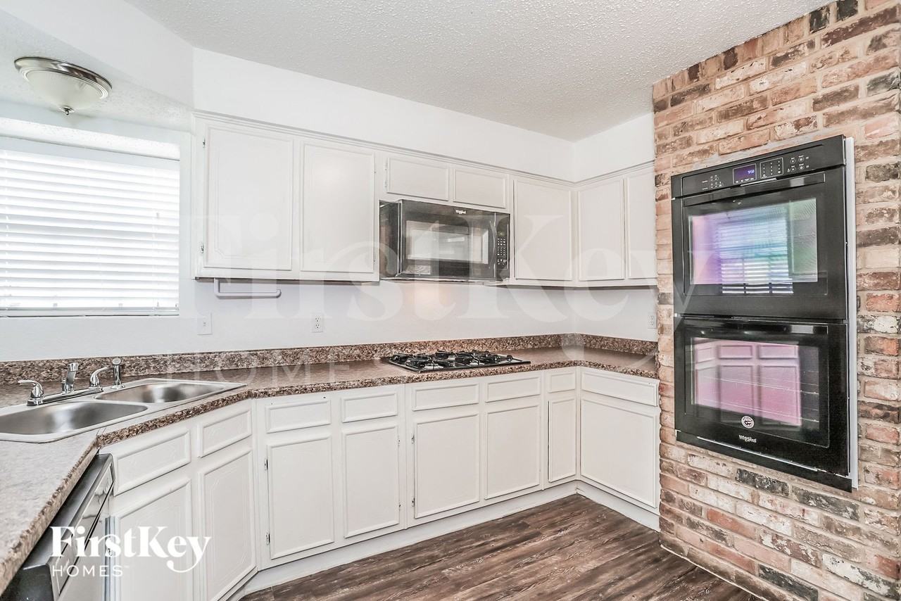26218 Maplewood Dr - Photo 5 of 14