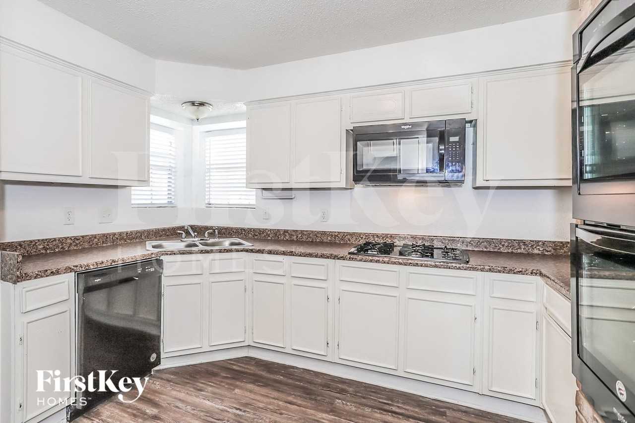 26218 Maplewood Dr - Photo 6 of 14