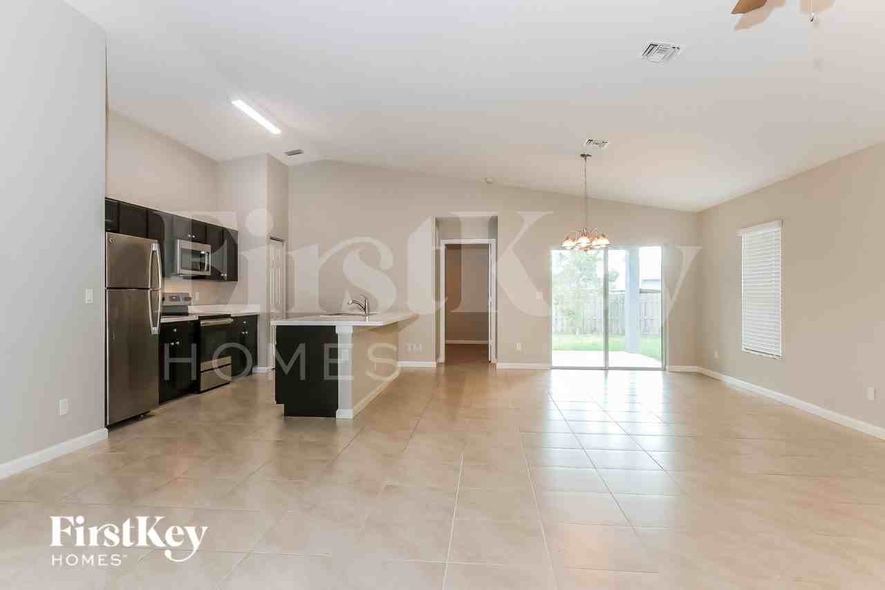1939 Sw Gold Ln - Photo 4 of 16