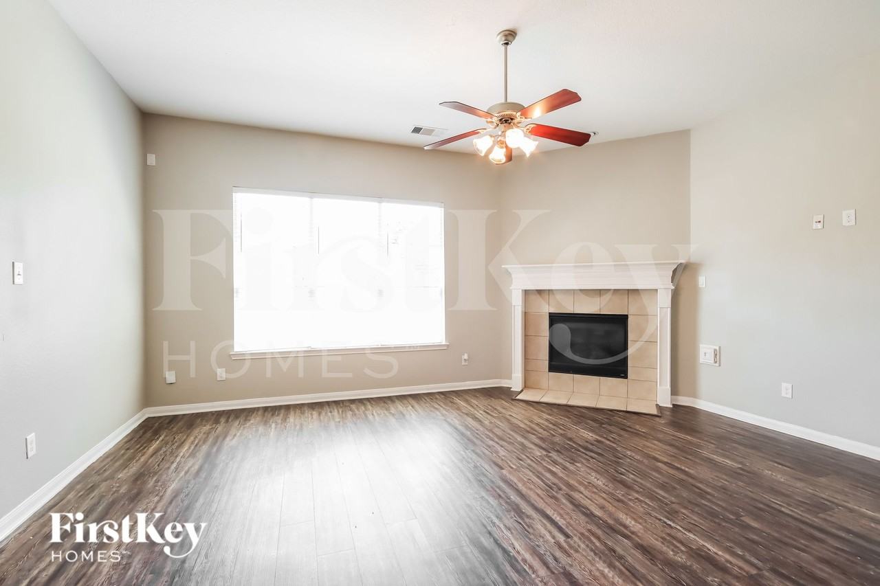 19107 Crystola Park - Photo 2 of 16