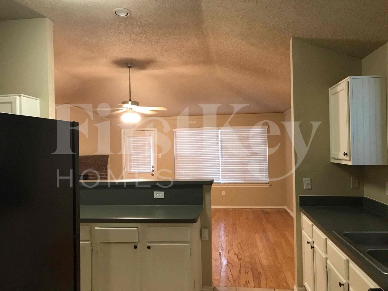 1237 Colony St - Photo 4 of 22