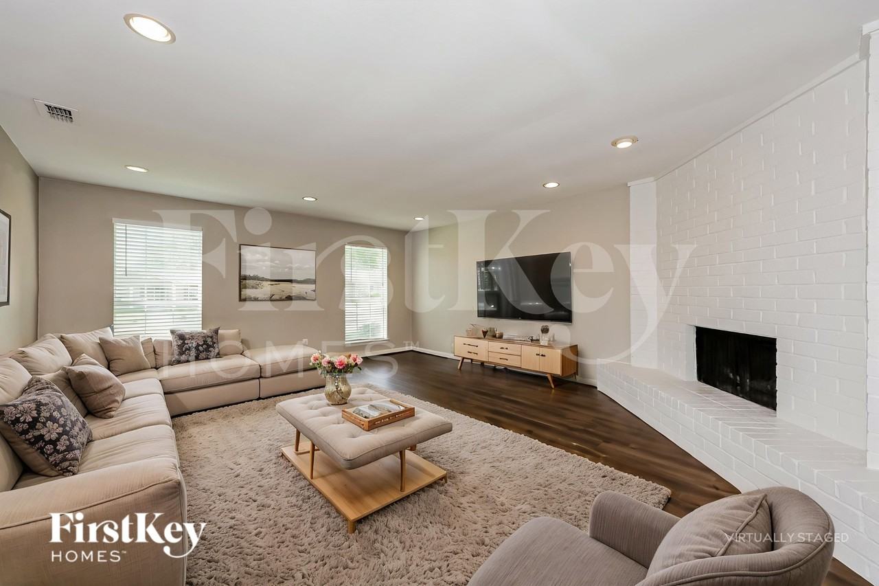 1217 Meadow Creek Dr - Photo 4 of 19