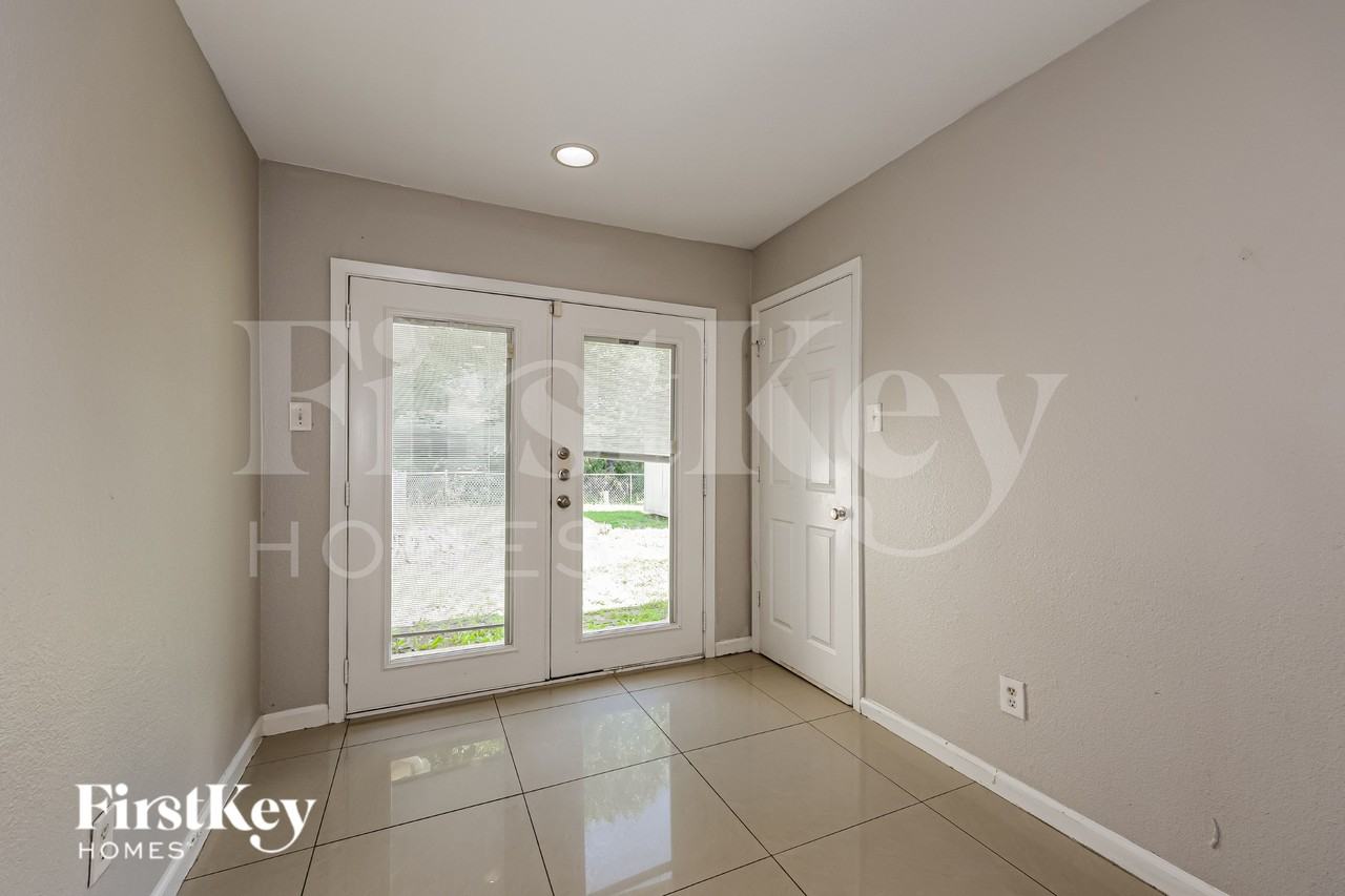 1217 Meadow Creek Dr - Photo 6 of 19