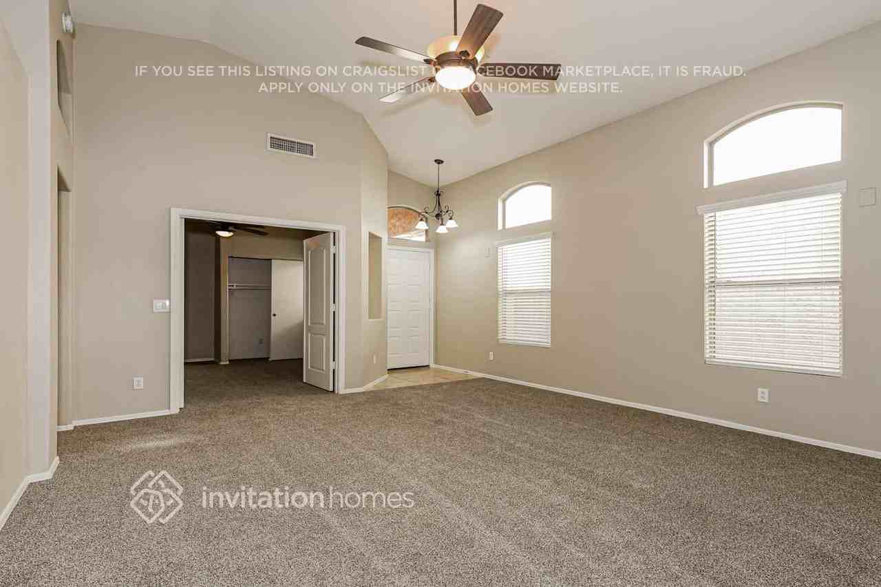 10541 W Almeria Rd - Photo 3 of 17