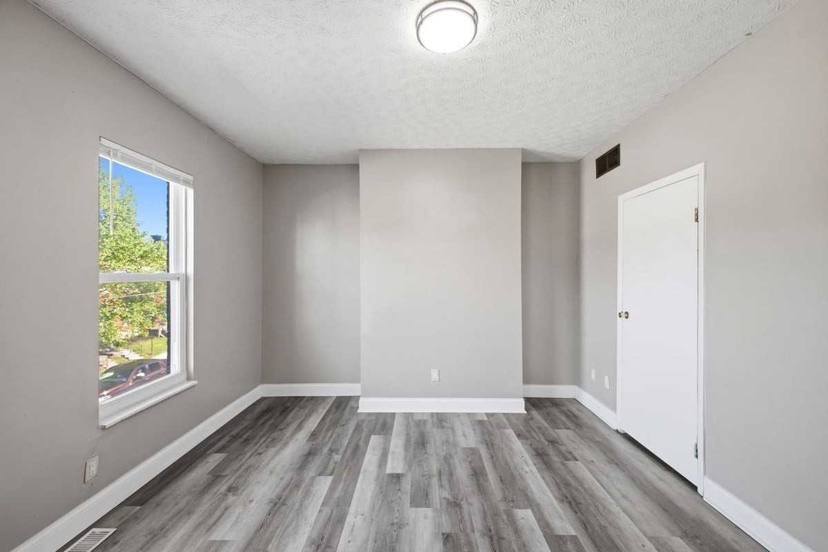 393 Saint Clair Ave - Photo 5 of 25