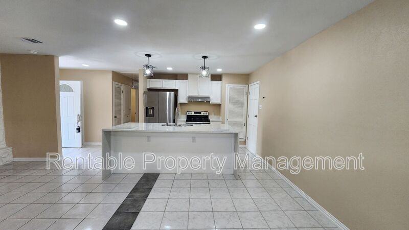 704 Royce Dr - Photo 2 of 12