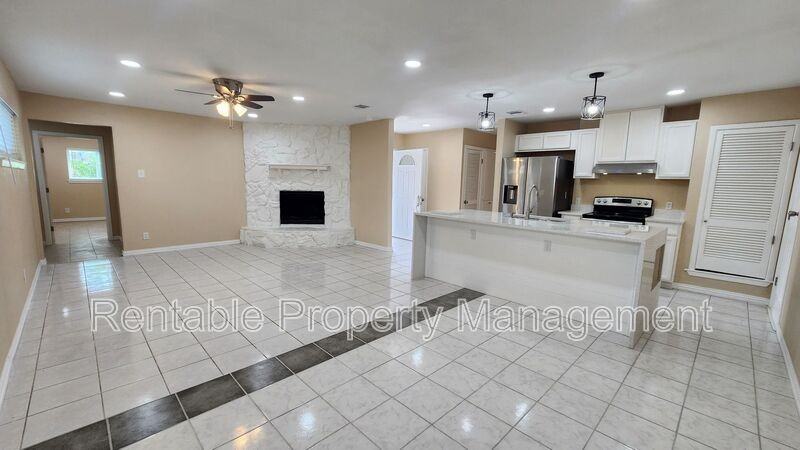 704 Royce Dr - Photo 3 of 12