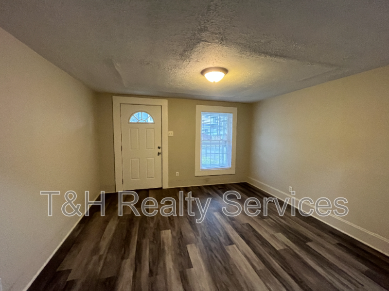 2116 Woodlawn Ave - Photo 4 of 21