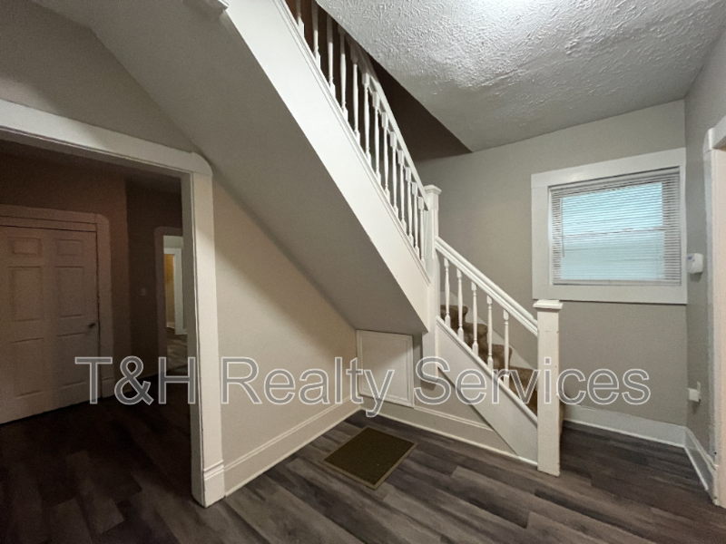 2116 Woodlawn Ave - Photo 6 of 21
