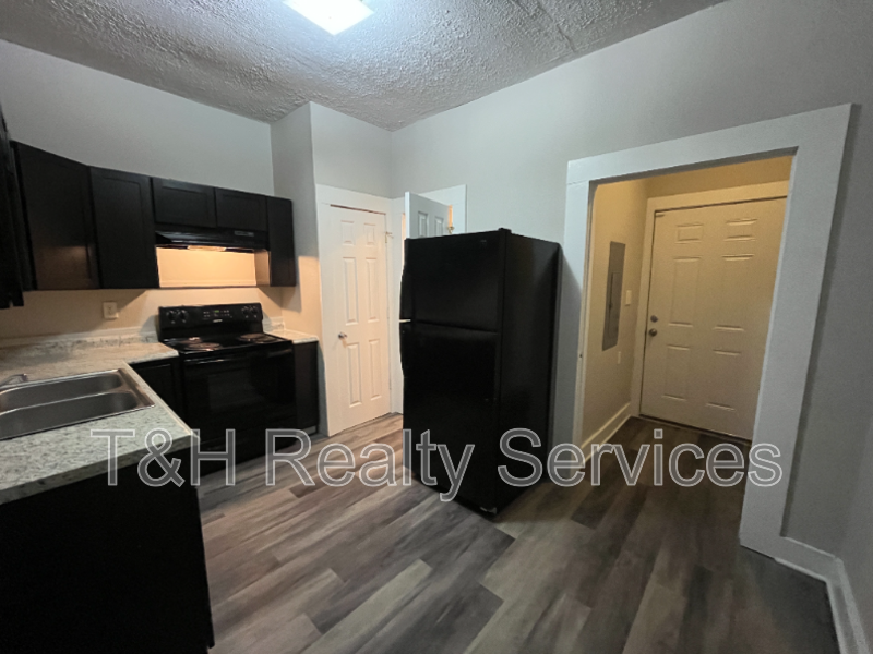 2116 Woodlawn Ave - Photo 7 of 21