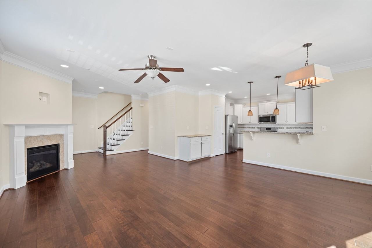 4629 Lee Ave - Photo 3 of 32