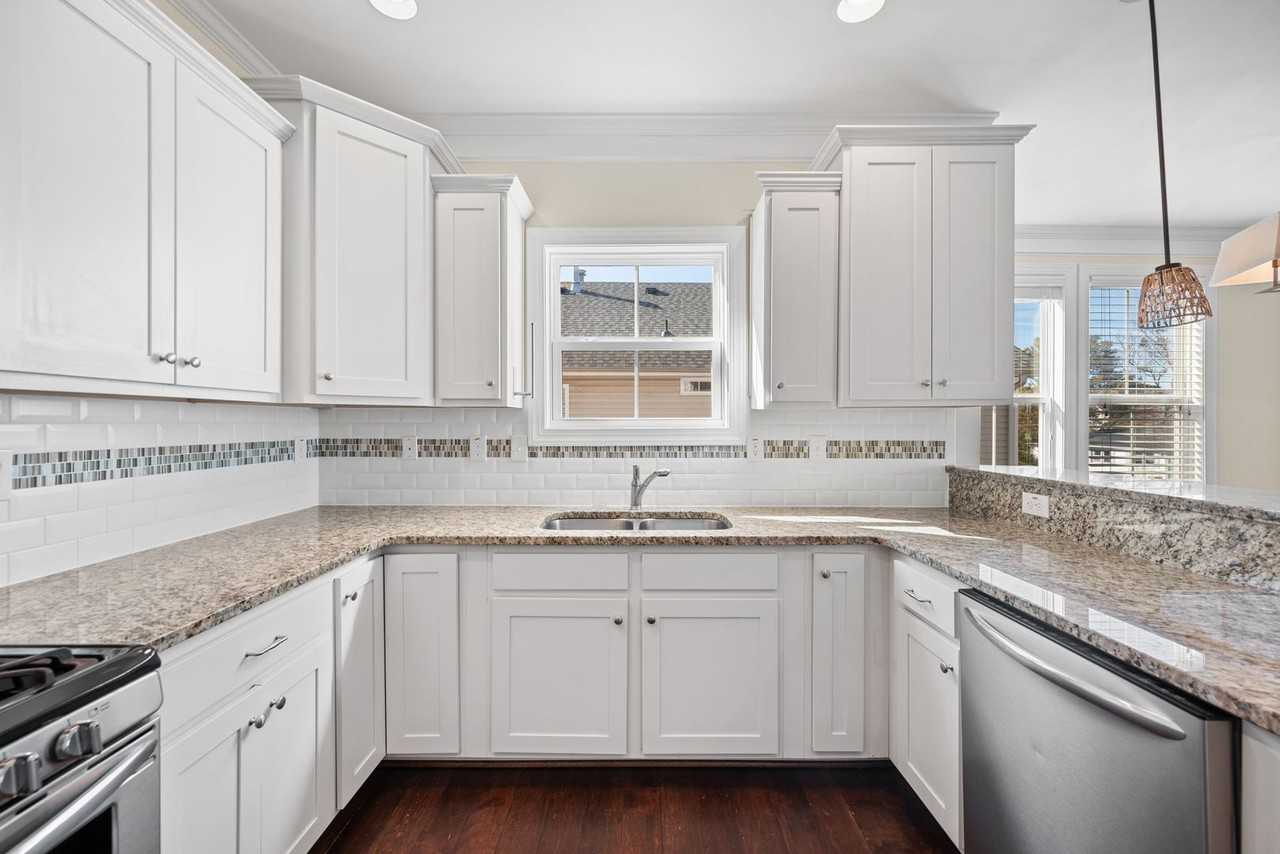 4629 Lee Ave - Photo 4 of 32