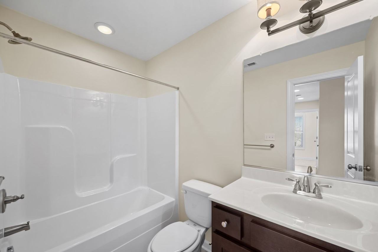 4629 Lee Ave - Photo 5 of 32