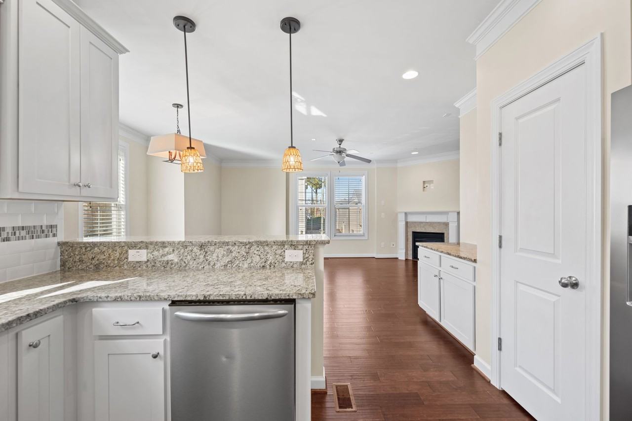 4629 Lee Ave - Photo 7 of 32
