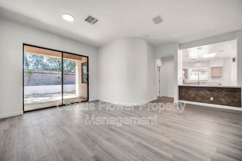 20276 N 64th Ave - Photo 4 of 44