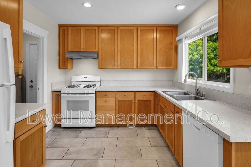 1430 Diamond Ln - Photo 2 of 27