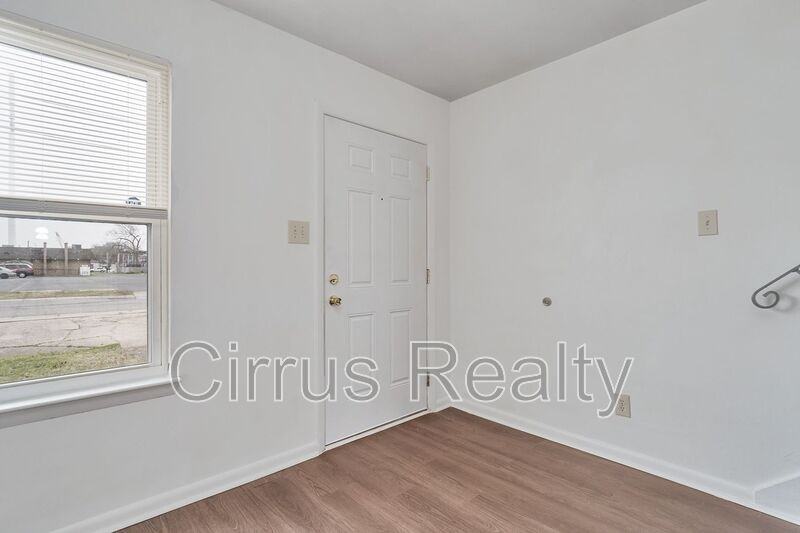 2756 Peach St - Photo 3 of 23