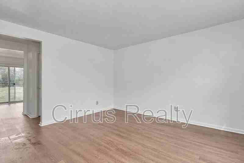 2756 Peach St - Photo 4 of 23
